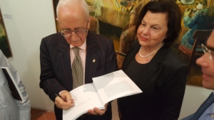 Il Sig. Paglione firma un catalogo durante l'inaugurazione della mostra da lui donata al comune