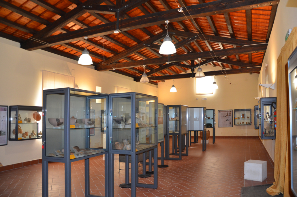 Il Museo Archeologico di Lanciano, la sala e le vetrine con i reperti