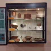 Vetrina del Museo Archeologico con reperti del periodo neolitico