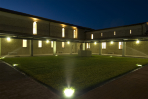 Il chiostro del Polo Museale Santo Spirito di notte